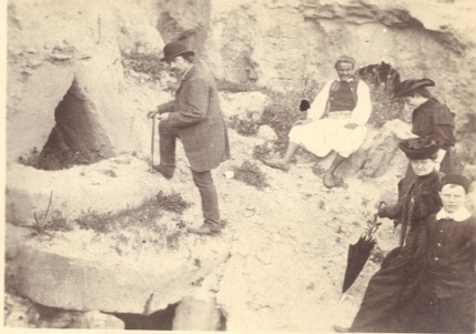 Luis Siret,, en un yacimiento a finales del siglo XIX.